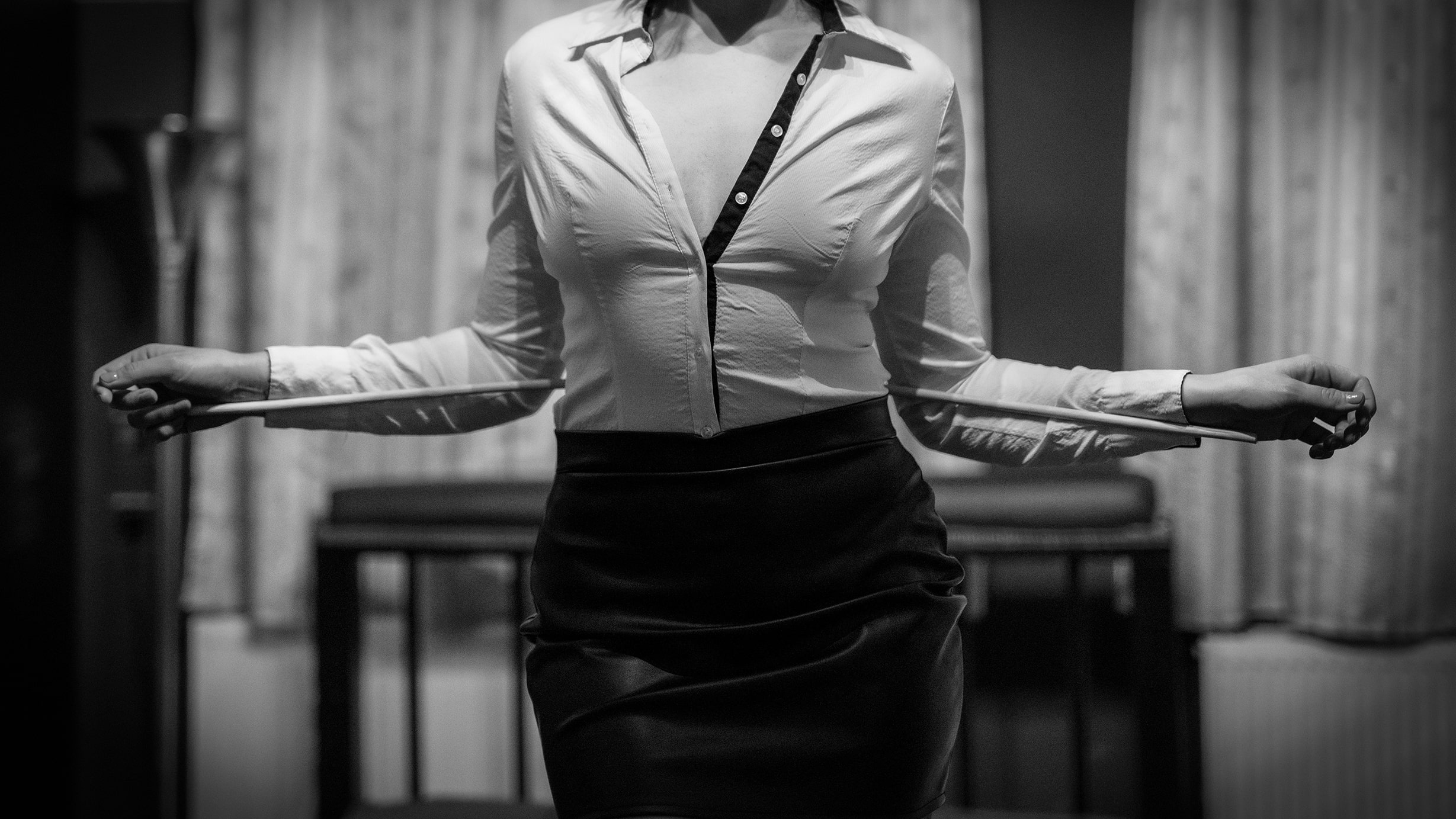 Lady Alexa X Domina Nürnberg mit Rohrstock Herrin im BDSM Studio in Nürnberg