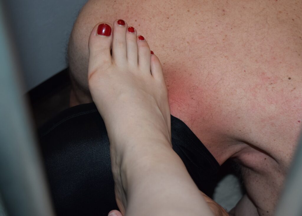 Rot lackierte Zehennägel