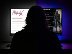 Ein Mann sitzt vor dem PC und sieht sich die Website von Lady Alexa X an.