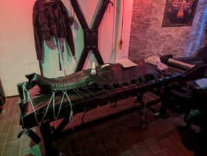 Sklave im Fesselsack