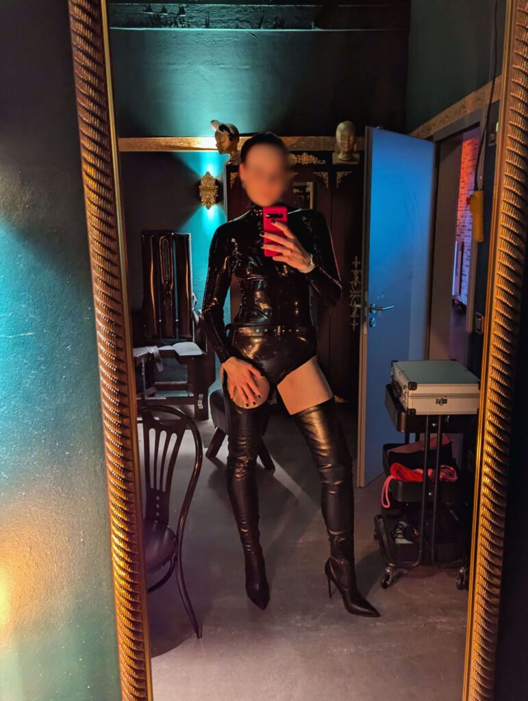 Lady Alexa X in Latex