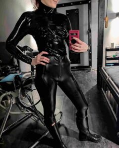 Lady Alexa X in Latex mit Hunter Gummistiefeln