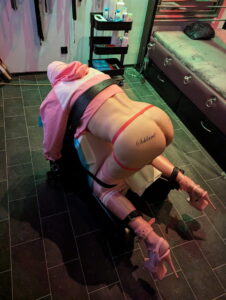 Sklave Sissy auf Strafbock