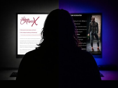 Ein devoter Mann sitzt vor dem PC und sieht sich die Website von Lady Alexa X an.