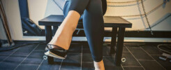 Schwarze High Heels und Toilettenstuhl