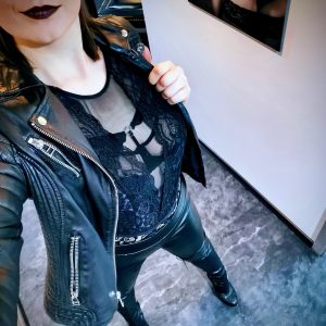 Domina mit Lederjacke